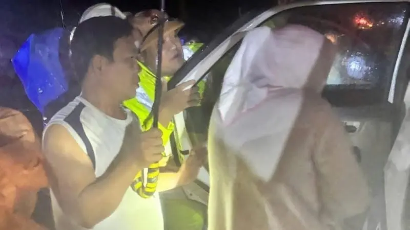 Ngập sâu trên Quốc lộ 1, CSGT cứu hai mẹ con mắc kẹt giữa dòng nước lũ - Dân Việt