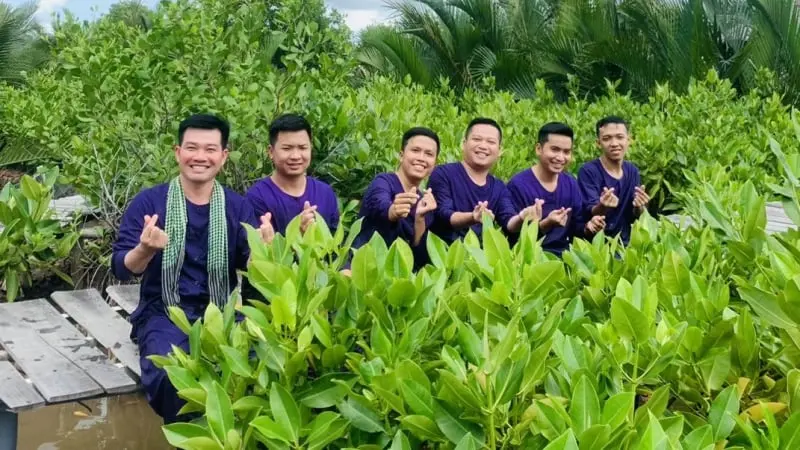 Đang ở phố bỏ về quê, đôi vợ chồng trẻ tỉnh Vĩnh Long trồng được khu rừng ngập mặn bên ...