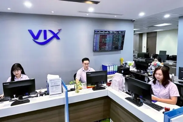 Quý III: Nhóm chứng khoán bứt phá lợi nhuận, bất động sản và thủy sản tăng tốc