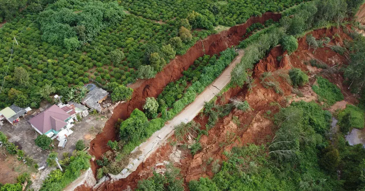 Gia Lai: Đường vào trạm 500kV bị sạt lở, uy hiếp nhà dân - Vietnam.vn