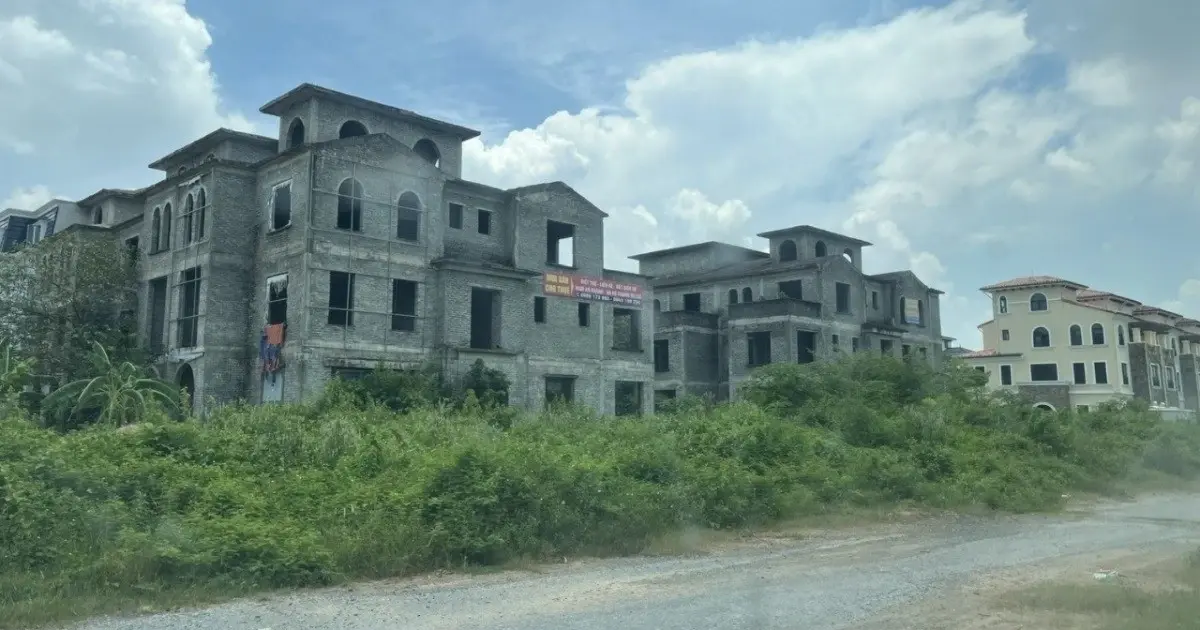 Dòng tiền rẻ chảy mạnh vào bất động sản: Cơ hội đầu tư hay tiềm ẩn rủi ro? - Vietnam.vn