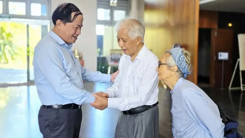 Cuộc gặp giữa Chủ tịch tỉnh Gia Lai và hai vị giáo sư đặc biệt - Dân Việt