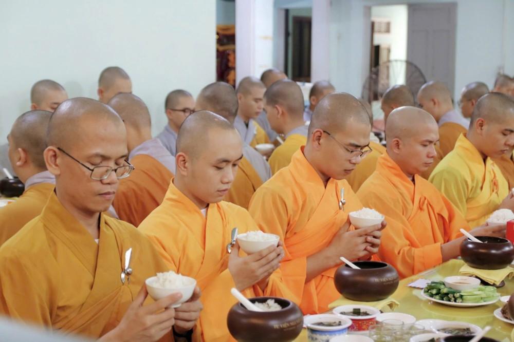 Gia Lai: Giờ Ngọ thực trong những ngày cuối hạ của Tăng Ni sinh khóa X tại Trường TCPH ...