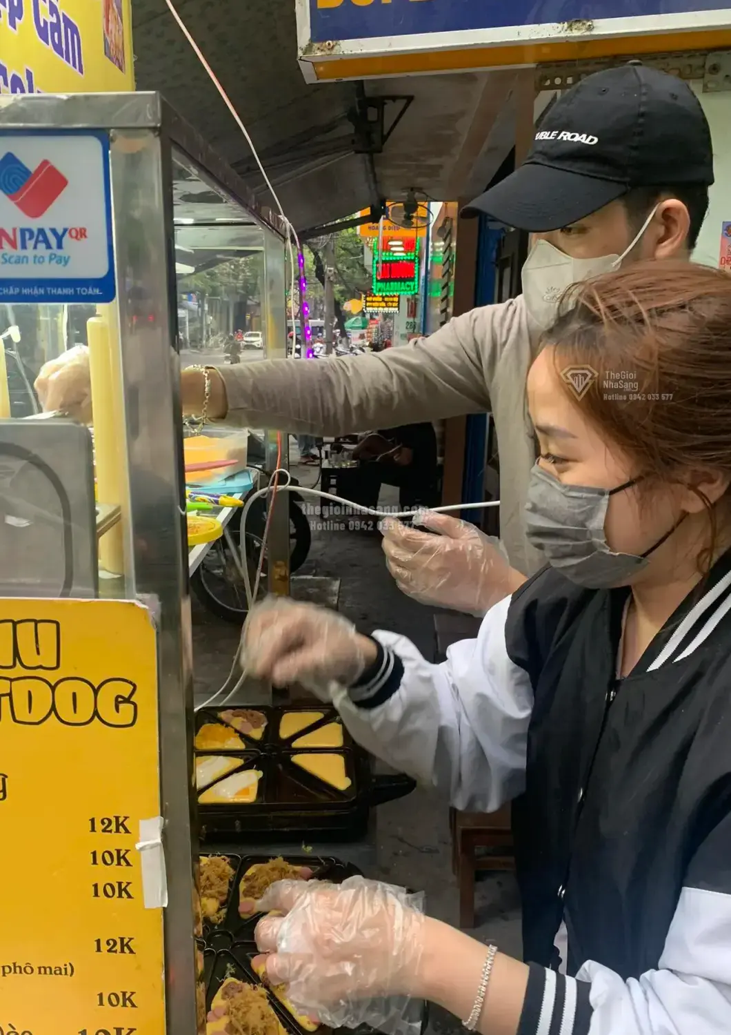 Bài học khởi nghiệp từ xe đẩy bánh hotdog phô mai và tác động đến thị trường bất động sản vỉa hè tại Đà Nẵng