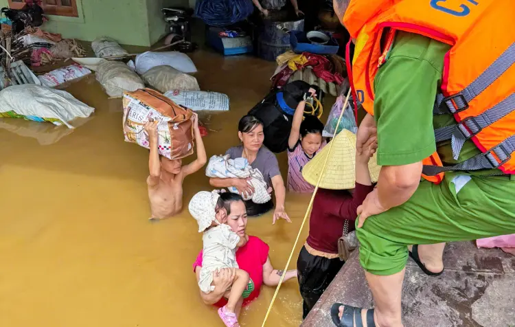 Bão tan, người dân Nghệ An lại tất tả chạy lũ - Báo Phụ Nữ