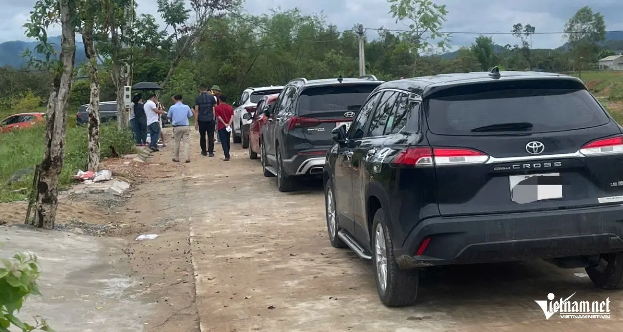 Bất ngờ trăm ô tô đổ về một xã săn đất; công an cảnh báo 3 thủ đoạn mua bán đất