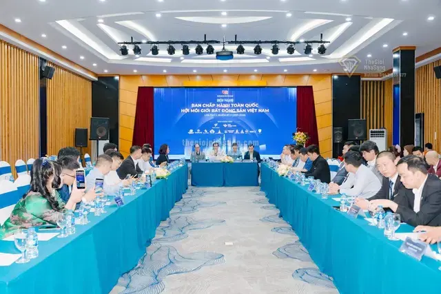 Chỉ 10% Môi Giới Bất Động Sản Việt Nam Có Chứng Chỉ Hành Nghề: Thách Thức và Giải Pháp Chuẩn Hóa