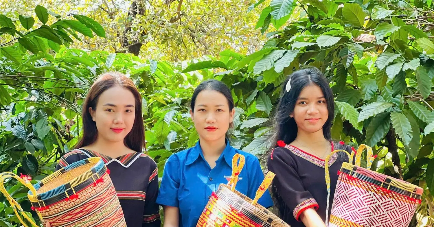 Cô gái Giẻ Triêng giữ hồn tre nứa, khởi nghiệp từ lửa và khói