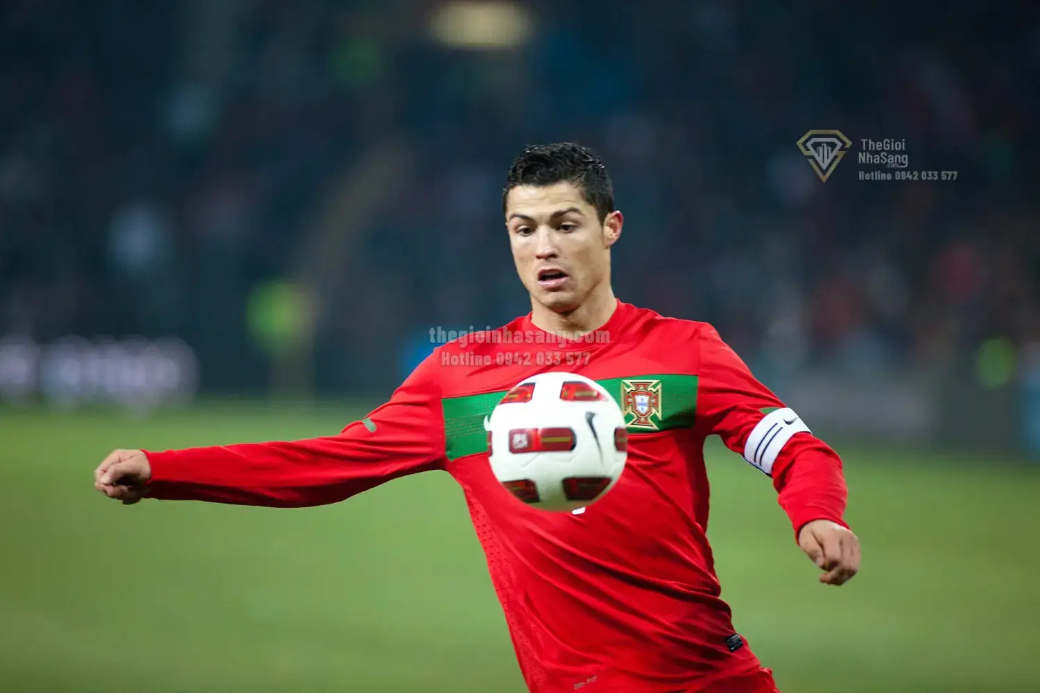 Cristiano Ronaldo dẫn đầu thu nhập cầu thủ bóng đá thế giới 2026 và tác động đến xu hướng đầu tư tài sản cao cấp