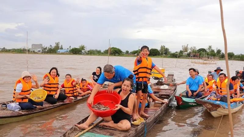 Đồng nước nổi Đồng Tháp, người ta bắt cá lóc đồng to bự lên nướng rơm thơm ngào ngạt