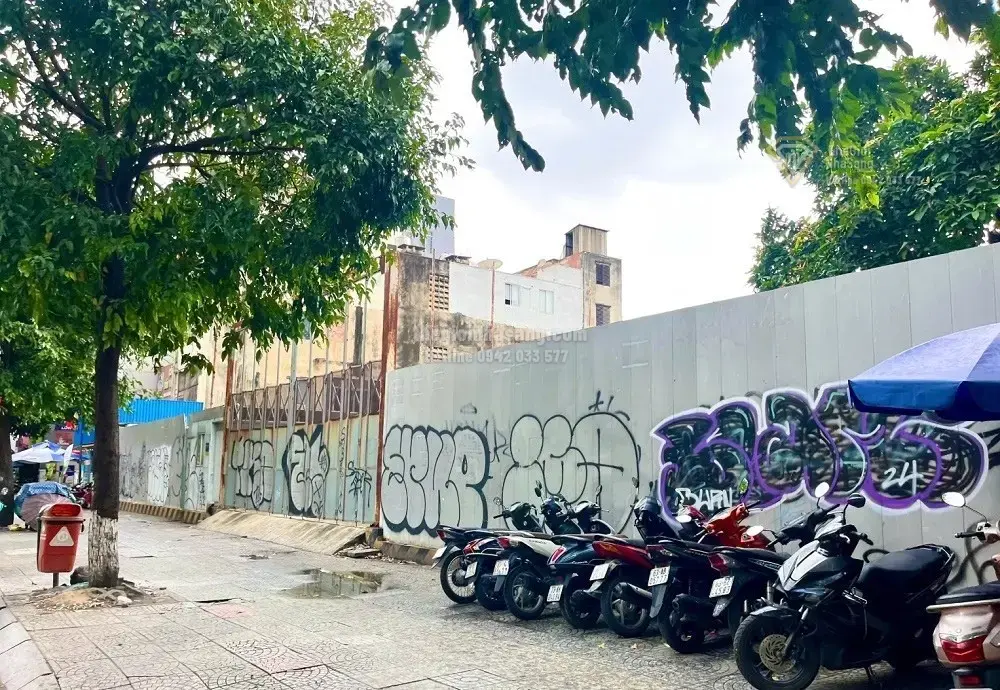 Dòng vốn ngoại đổ mạnh vào bất động sản Việt Nam: Cơ hội và thách thức cho nhà đầu tư trong nước