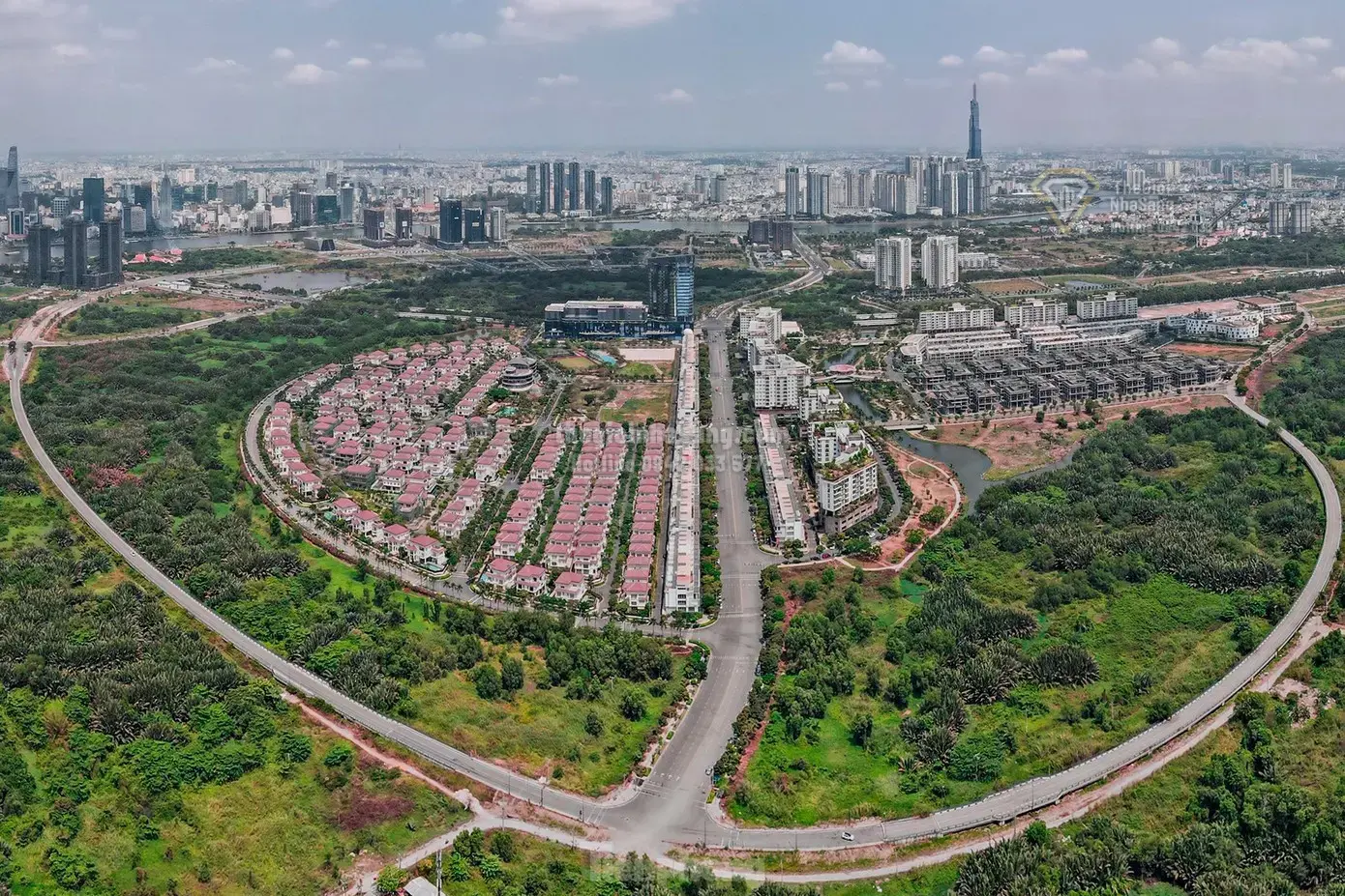 Dòng vốn ngoại đổ mạnh vào bất động sản Việt Nam: Cơ hội và thách thức cho nhà đầu tư trong nước