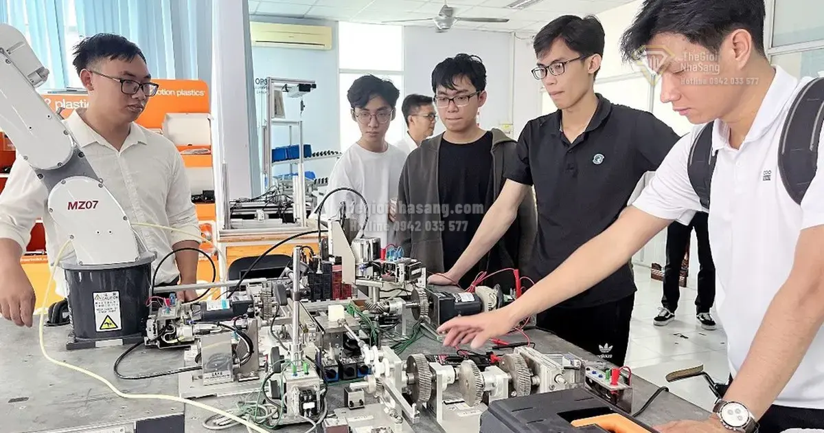 Hoàn thiện cơ chế học bổng ngành công nghệ chiến lược: Tác động đến nguồn nhân lực và thị trường bất động sản cao cấp tại Việt Nam