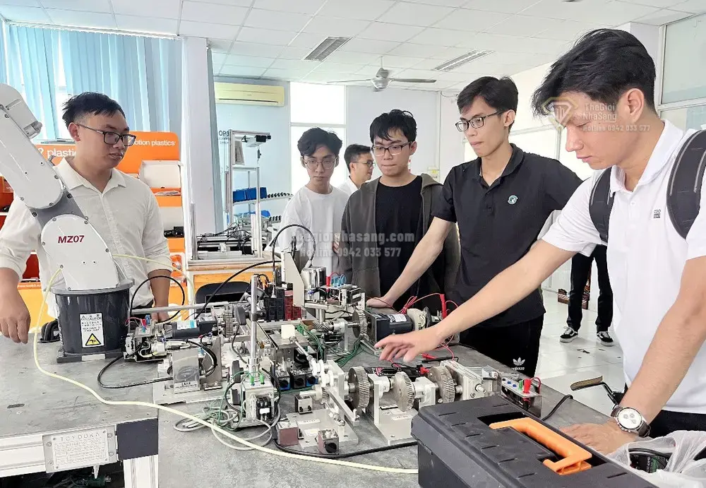 Hoàn thiện cơ chế học bổng ngành công nghệ chiến lược: Tác động đến nguồn nhân lực và thị trường bất động sản cao cấp tại Việt Nam