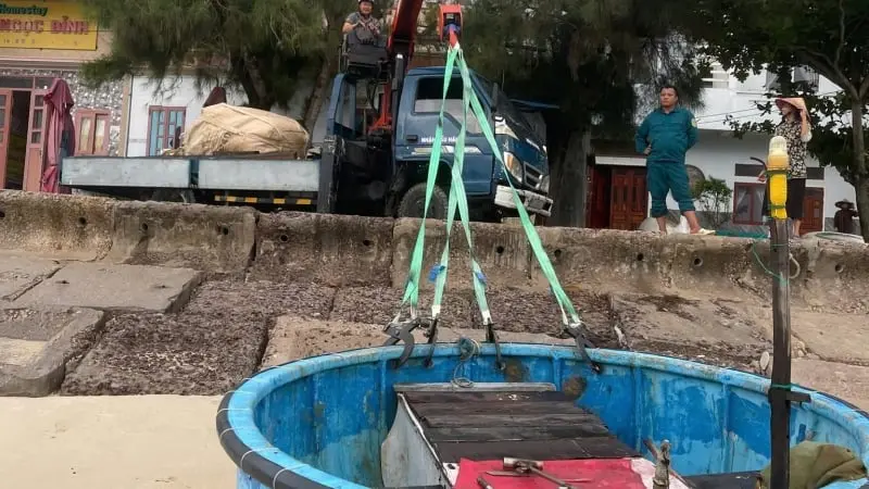 Bão Fengshen- bão số 12 di chuyển nhanh, ngư dân cả làng ở Gia Lai vội kéo tàu, thuyền lên đồi