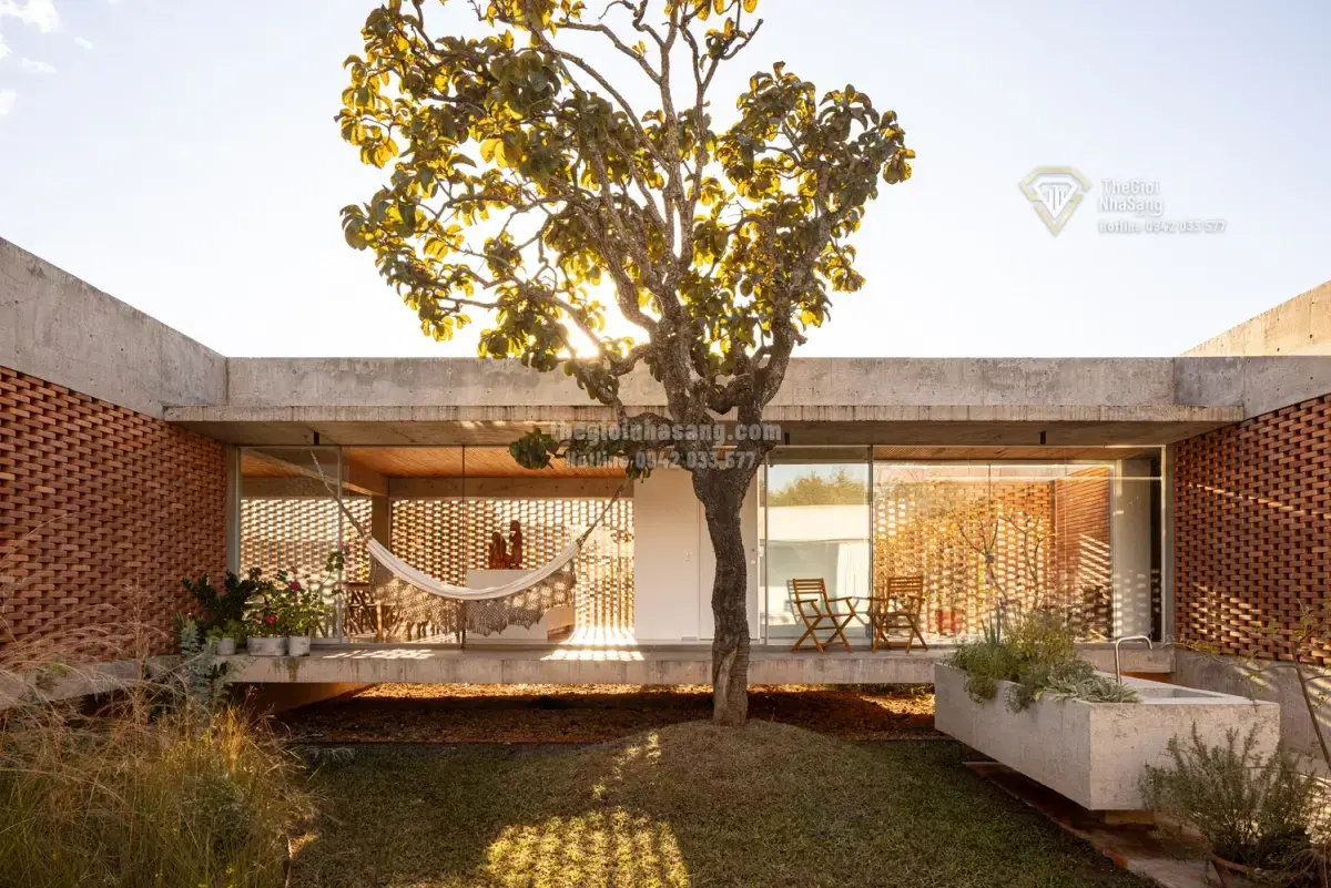 Kiến Trúc Nhà 420m2 Không Cửa Sổ: Giải Pháp Lấy Sáng Qua Hàng Nghìn Khe Gạch Độc Đáo