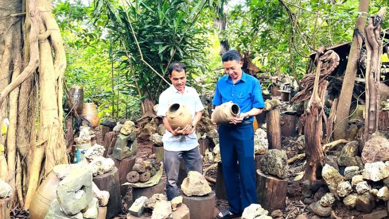 Lượm lặt cổ vật, hiện vật cổ chất đầy nhà, bày ra cả ngoài vườn ở Gia Lai - Dân Việt