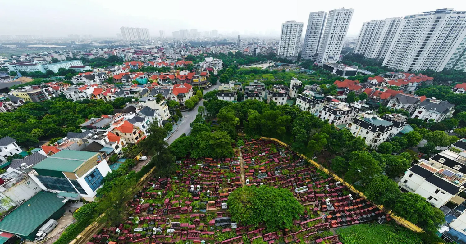 Lý do phải photo sổ đỏ, 'làm sạch' dữ liệu và giật mình giá căn hộ sát nghĩa trang
