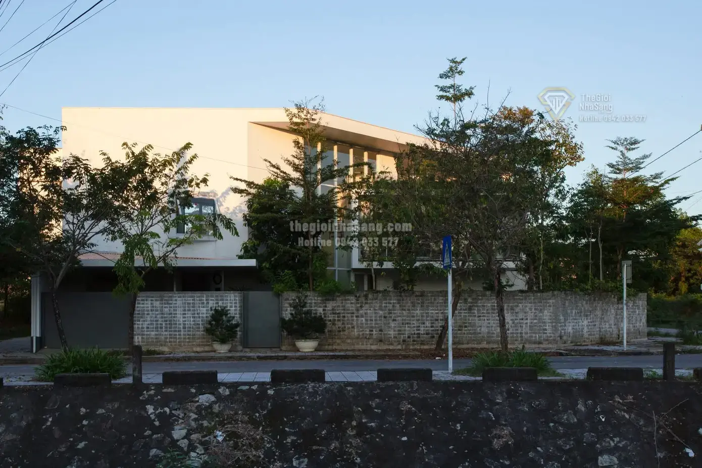 Ngôi Nhà Hai Khu Vườn: Sự Hòa Quyện Tinh Tế Giữa Thiên Nhiên Và Kiến Trúc Hiện Đại