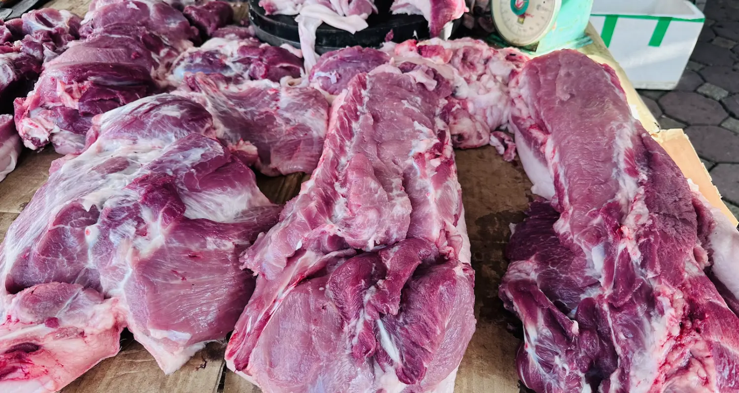 Người nuôi bán rẻ gánh lỗ nặng, giá thịt lợn ngoài chợ vẫn cao chót vót - VietNamNet