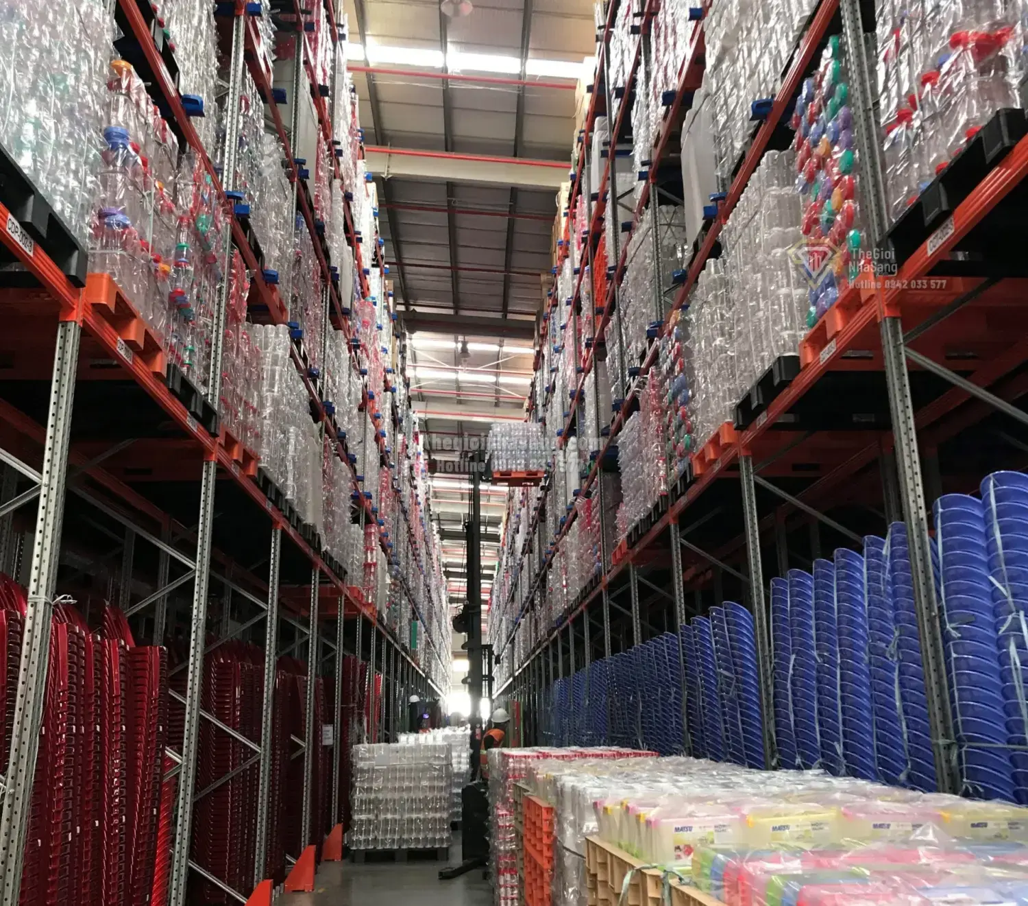 Nguồn cung căn hộ TP.HCM giảm sâu, giá bán tiệm cận Hà Nội: Cơ hội và thách thức cho nhà đầu tư 2025