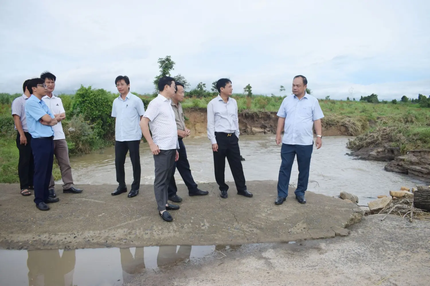 Phó Chủ tịch UBND tỉnh Dương Mah Tiệp kiểm tra tình hình thiệt hại do thiên tai tại các xã ...