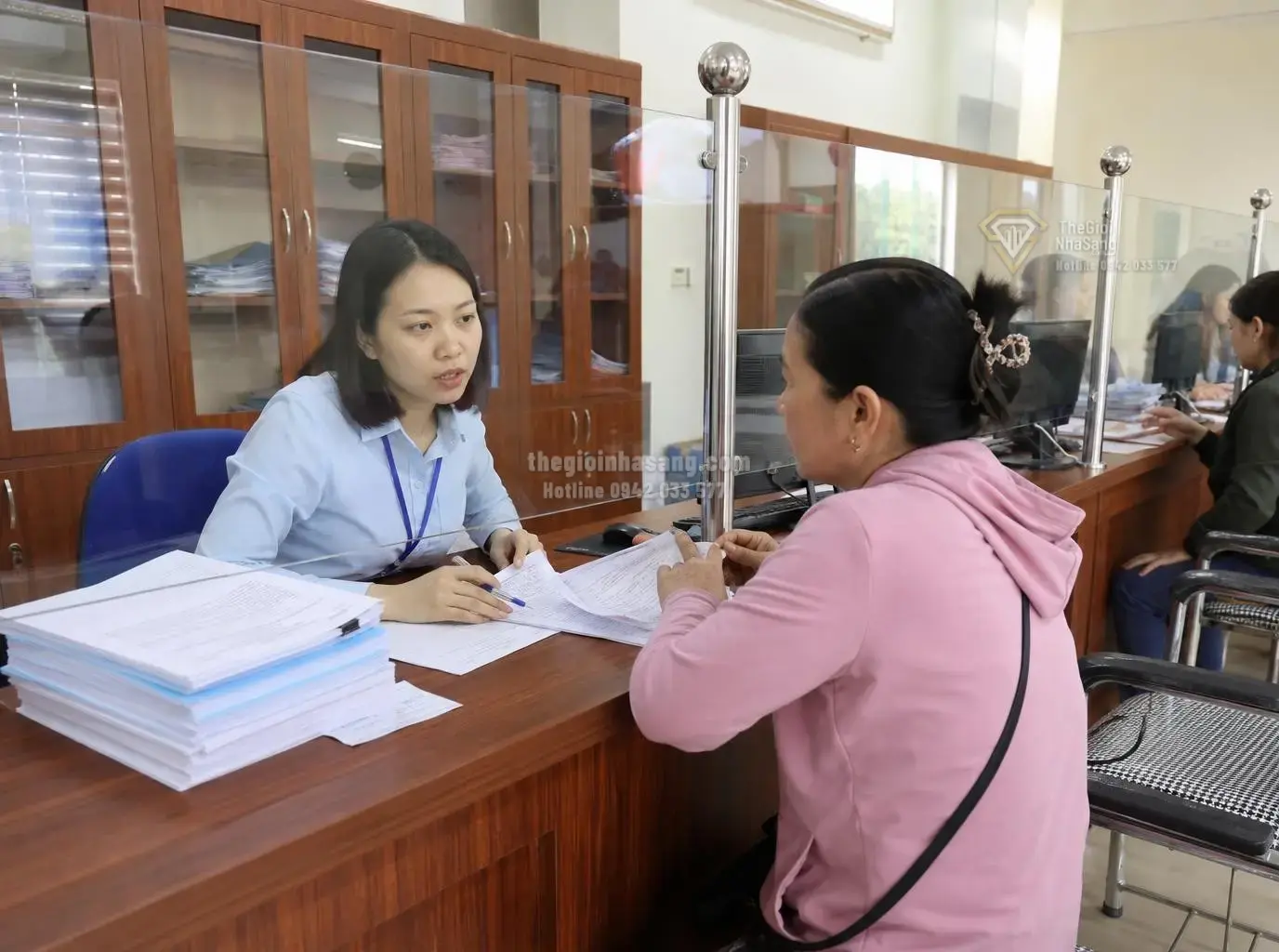 Quy Định Mới Về Khoán Quỹ Phụ Cấp và BHXH Bắt Buộc Cho Người Hoạt Động Không Chuyên Trách Ở Thôn, Tổ Dân Phố: Tác Động Đến Thị Trường Bất Động Sản Và Đầu Tư Công