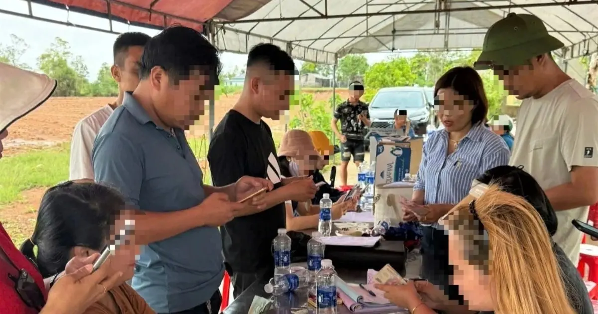 Ô tô, môi giới nườm nượp đổ về làng quê trong cơn "sốt" đất - Báo Dân trí