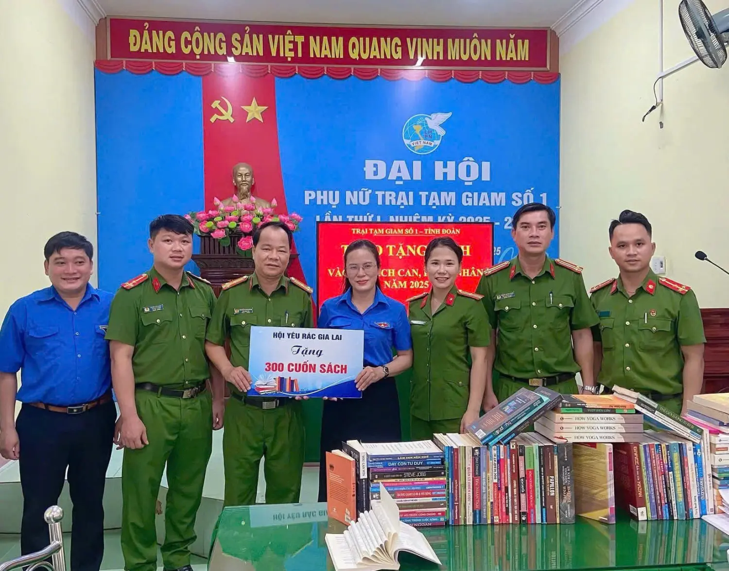 Trao tặng sách - Thắp sáng ước mơ hoàn lương cho can, phạm nhân tại Trại Tạm giam số 1 ...