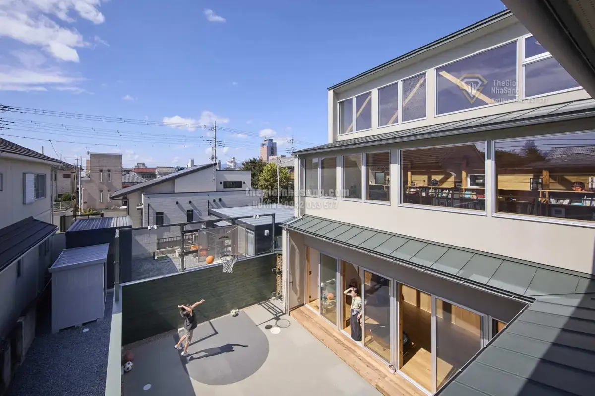 Thiết Kế Nhà 103m2 Với Sân Thể Thao Trong Nhà Độc Đáo Cho Gia Đình Nhiều Thành Viên