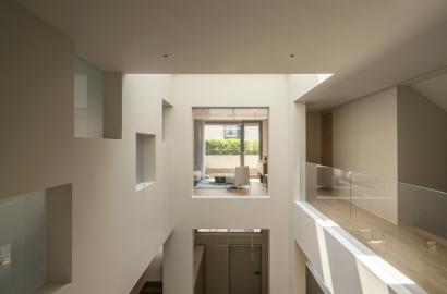 Thiết Kế Nhà 600m2 Tại Bắc Kinh: Giếng Trời Và Hệ Cửa Sổ Tối Ưu Ánh Sáng Tự Nhiên