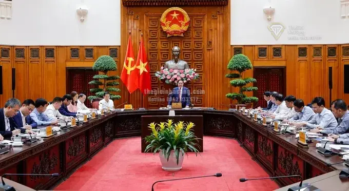 Thủ tướng Phạm Minh Chính chỉ đạo đảm bảo an ninh năng lượng, giữ vững chuỗi cung ứng xăng dầu trong bối cảnh biến động toàn cầu