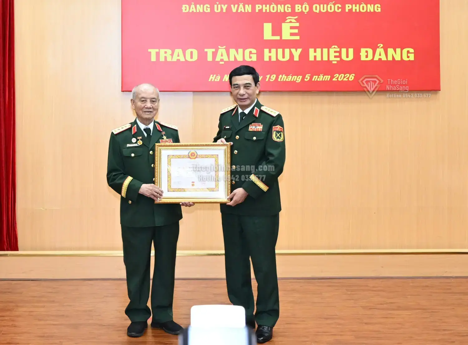 Ý nghĩa lễ trao Huy hiệu 70 năm tuổi Đảng và tác động đến tâm lý đầu tư bất động sản cao cấp tại Việt Nam