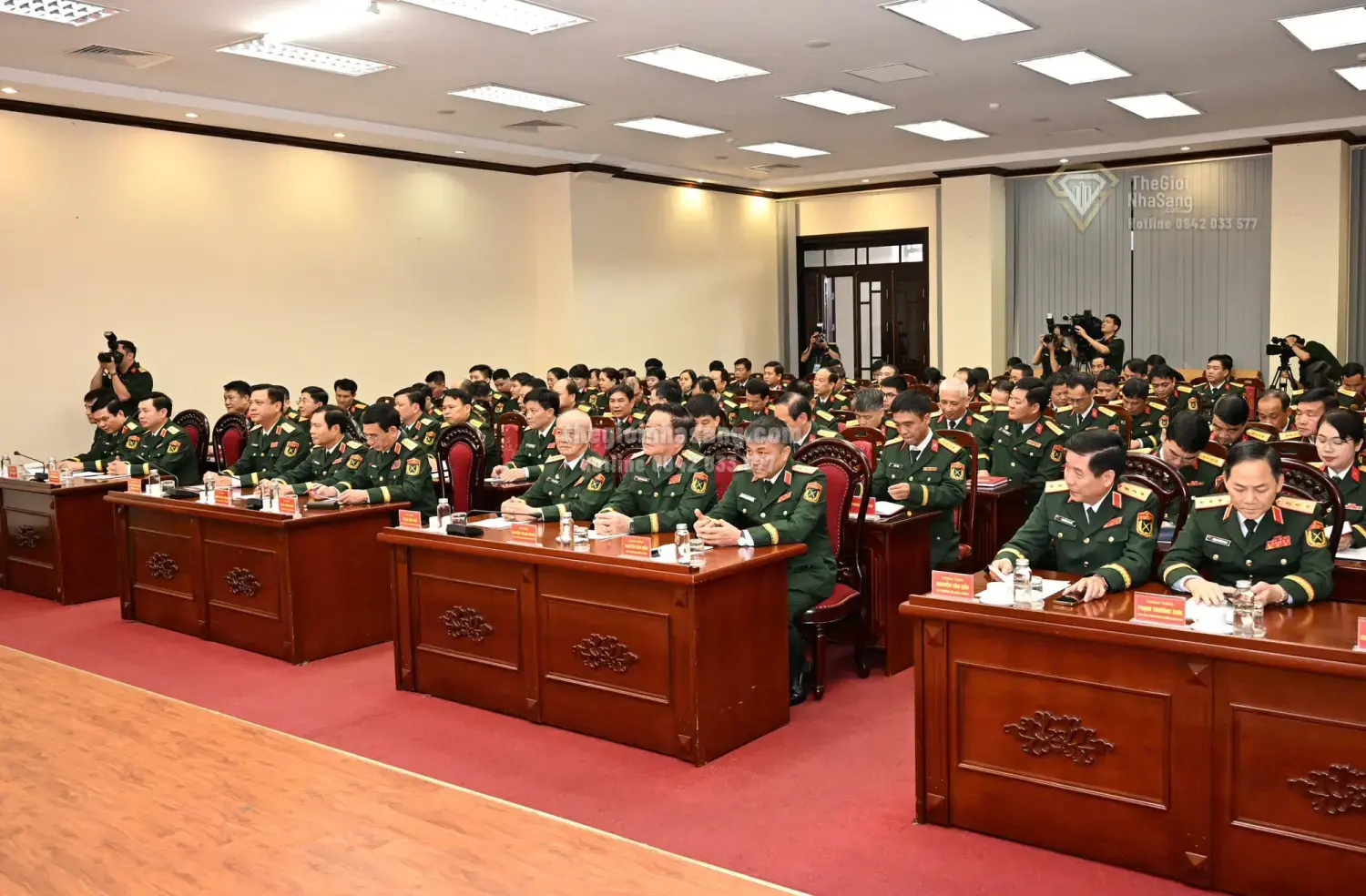 Ý nghĩa lễ trao Huy hiệu 70 năm tuổi Đảng và tác động đến tâm lý đầu tư bất động sản cao cấp tại Việt Nam