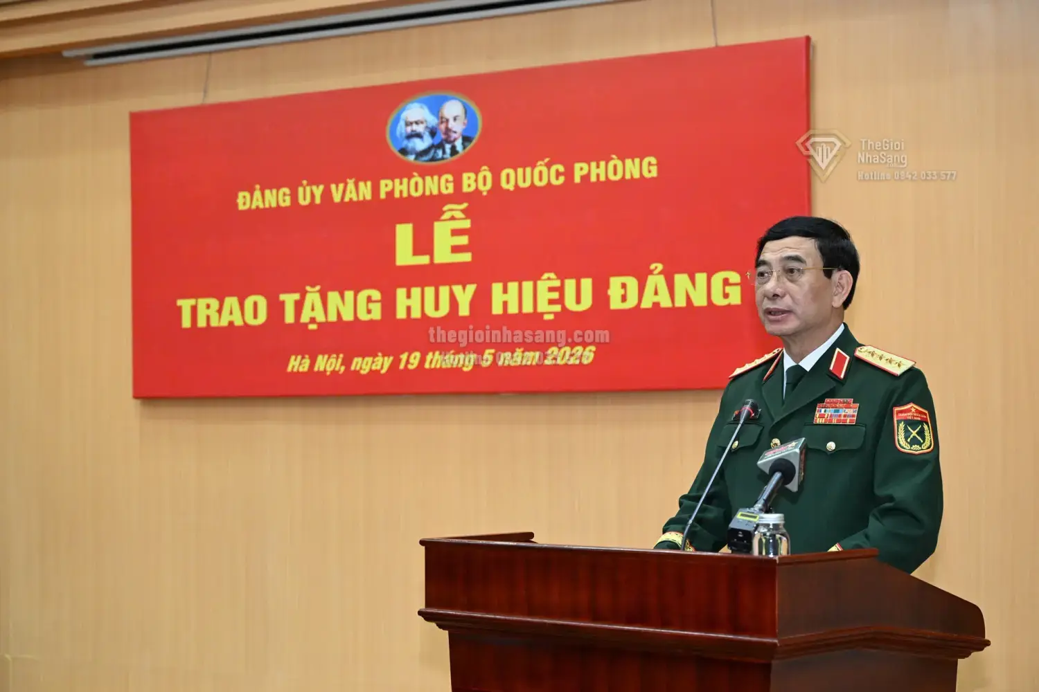 Ý nghĩa lễ trao Huy hiệu 70 năm tuổi Đảng và tác động đến tâm lý đầu tư bất động sản cao cấp tại Việt Nam