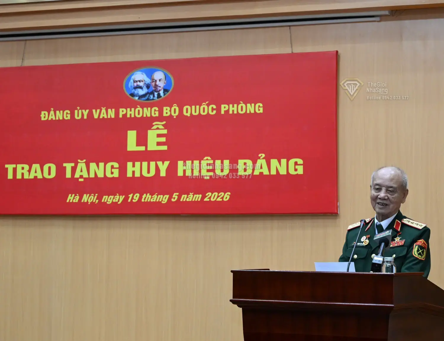 Ý nghĩa lễ trao Huy hiệu 70 năm tuổi Đảng và tác động đến tâm lý đầu tư bất động sản cao cấp tại Việt Nam
