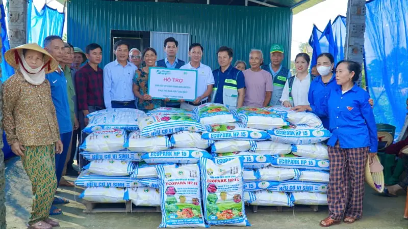 Khuyến nông Quốc gia cùng nông dân Thanh Hóa xử lý ao tôm, dựng lại vườn rau màu do bão số 10
