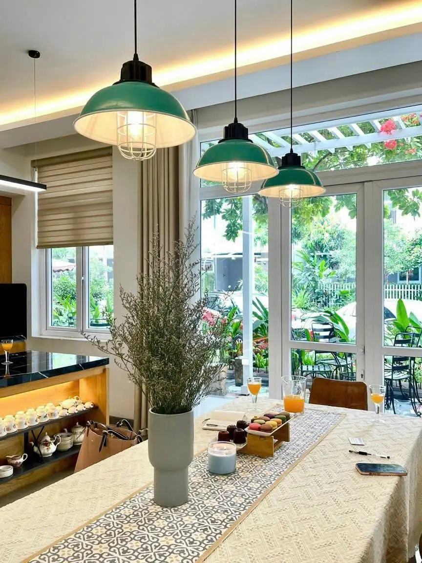 Cho thuê Biệt Thự Đơn Lập Quận 9, Khu Compound Xanh, Nội Thất Cao Cấp, Diện Tích Rộng 300m2