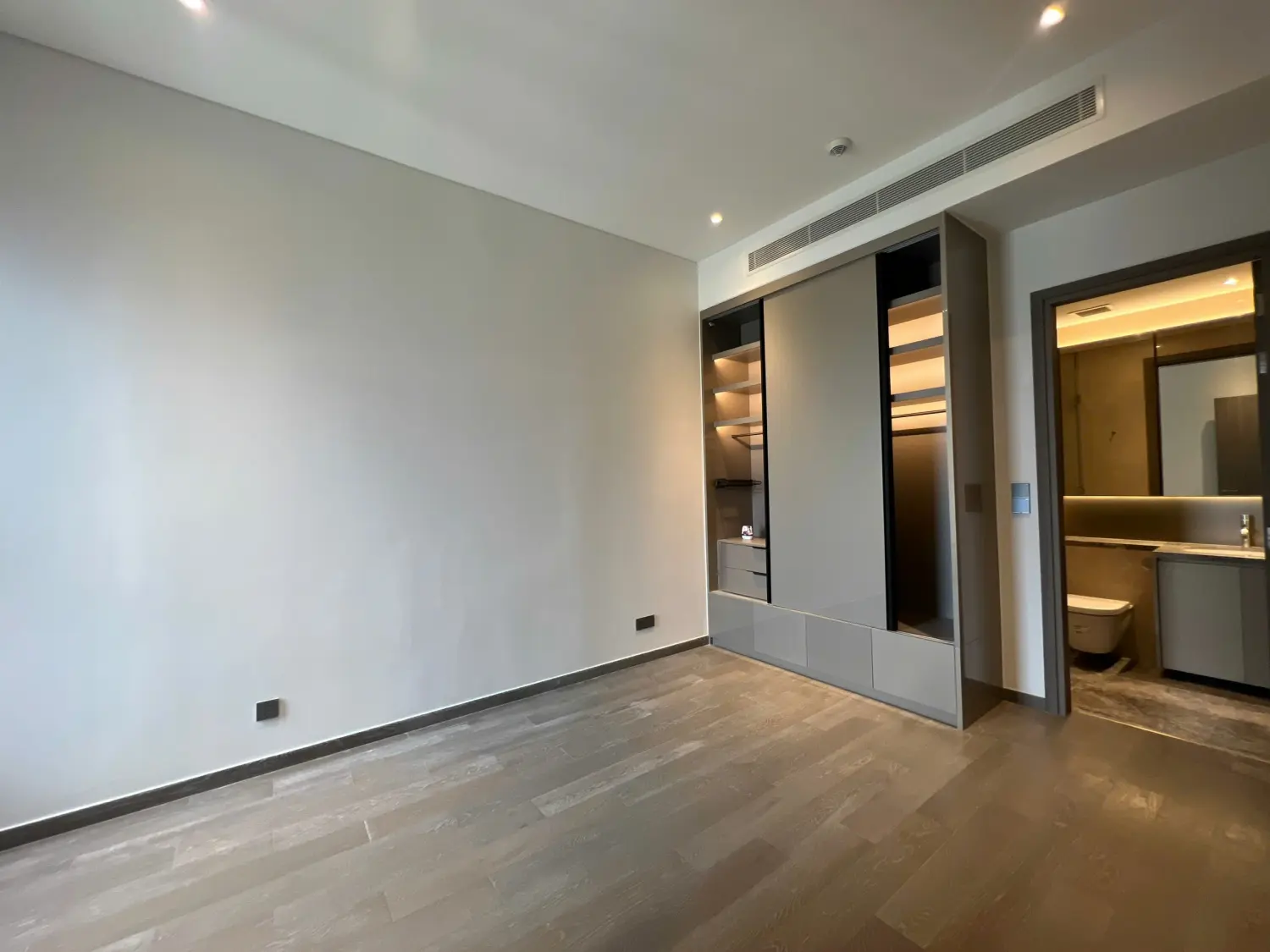 Bán Căn Hộ 2PN View Landmark 81, Sổ Hồng Riêng, The MarQ Quận 1 - Giá Tốt!