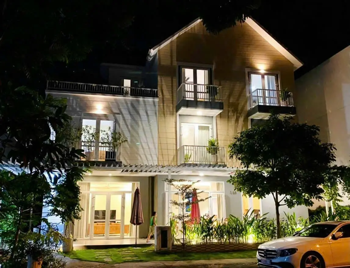 Cho thuê Biệt Thự Đơn Lập Quận 9, Khu Compound Xanh, Nội Thất Cao Cấp, Diện Tích Rộng 300m2